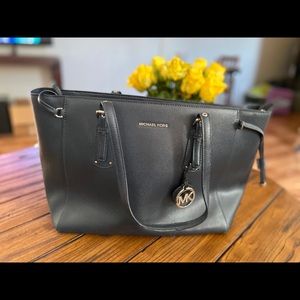 Voyager Medium Crossgrain Leather Tote Bag